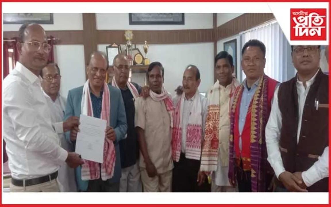 মায়ং আঞ্চলিক মহাবিদ্যালয়ৰ অধ্যক্ষ ড০ মহানন্দ বৰাক শিক্ষা প্ৰভাকৰ বঁটা প্ৰদান 