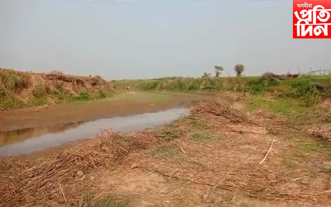 পথাৰত চিৰাল ফাঁট, শুকাইছে নদীৰ পানী! চিন্তিত খেতিয়ক