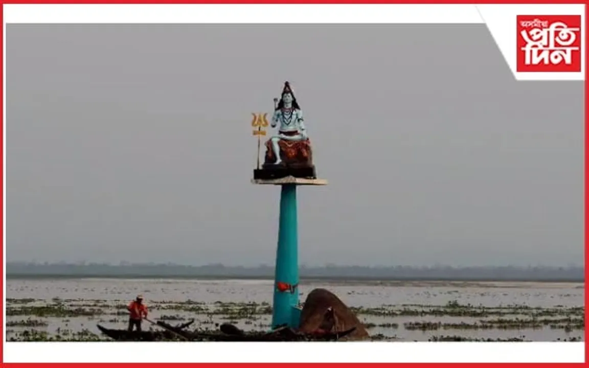 ব্ৰহ্মপুত্ৰৰ বুকুত প্ৰায় ১৭ ফুট উচ্চতাৰ গম্বুজৰ ওপৰত শিৱৰ মূৰ্তি নিৰ্মাণ