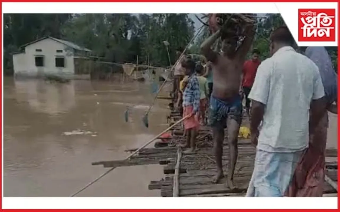 গাৰো পাহাৰৰ পানীৰ ঢলে উটুৱাই নিলে তিনিখন কাঠৰ দলং