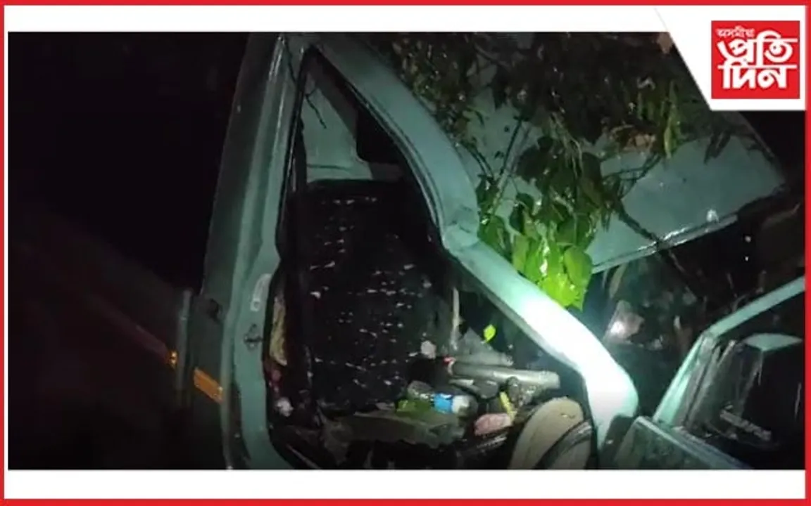 নগৰবেৰাত চলন্ত বাহনত পৰিল প্রকাণ্ড গছঃ কথমপি প্ৰাণ ৰক্ষা চালকৰ