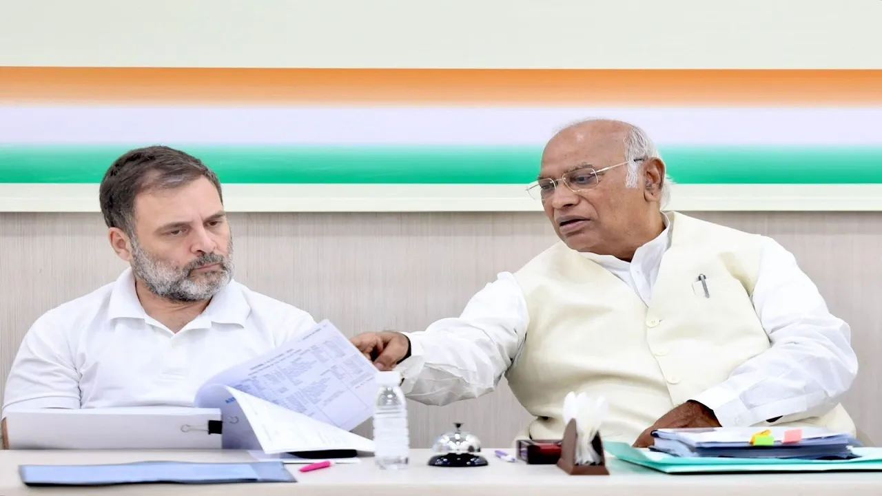  राहुल गांधी और मल्लिकार्जुन खड़गे Photograph: (IANS) 