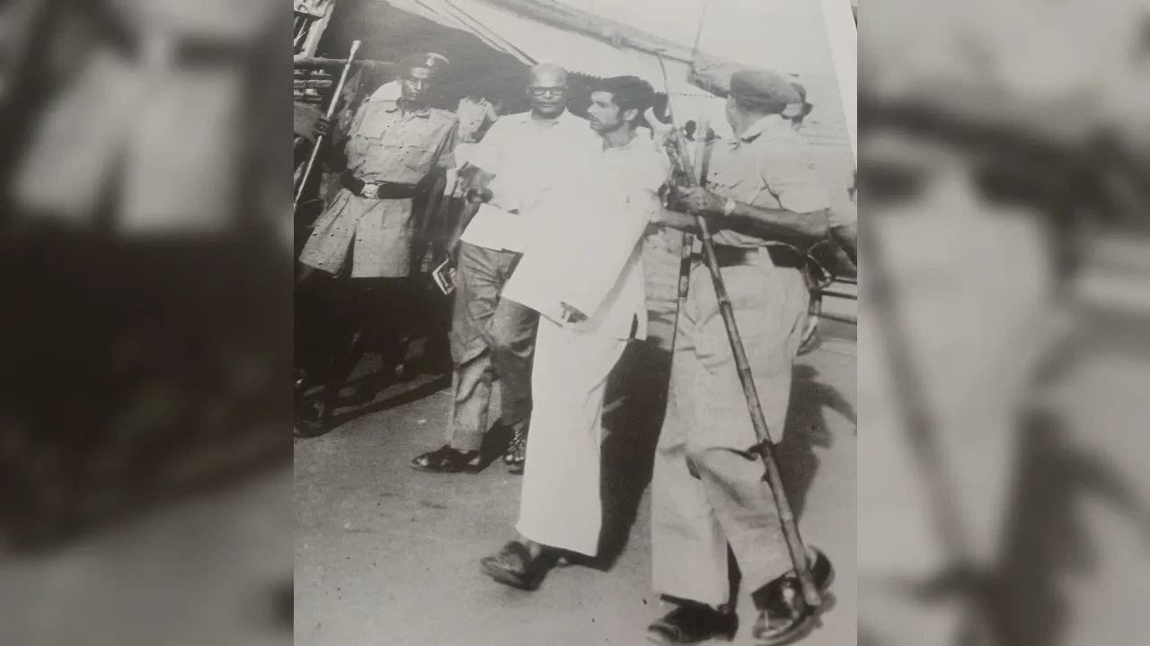  पटना विश्वविद्यालय छात्र संघ के तत्कालीन अध्यक्ष लालू प्रसाद यादव को लोहानीपुर से गिरफ्तार करती पुलिस। 