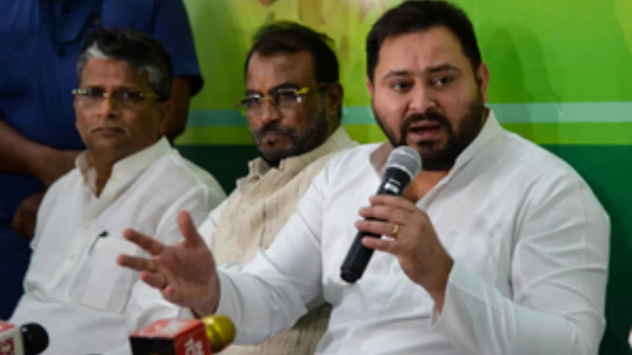  65 प्रतिशत आरक्षण की मांग को लेकर धरने में शामिल हुए तेजस्वी Photograph: (आईएएनएस) 