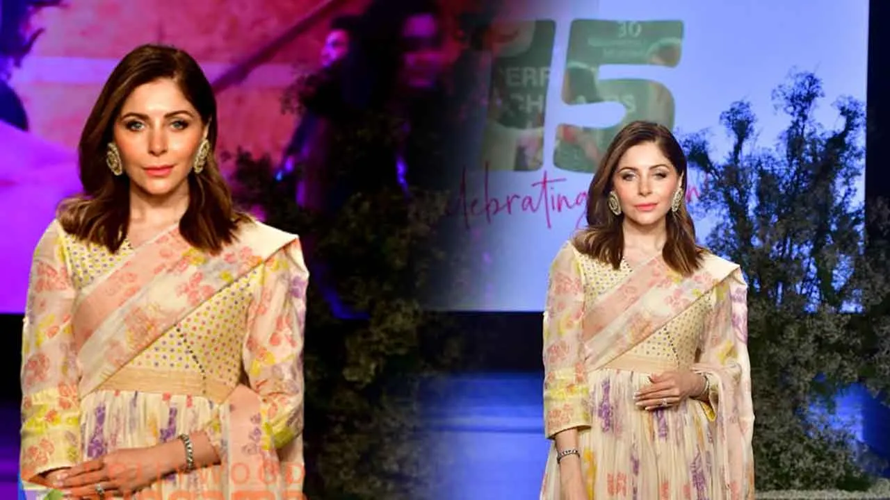  Kanika Kapoor – A Stylish Appearance