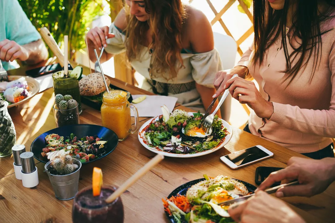 10-Tips-for-choosing-healthy-food-at-restaurants-2-scaled