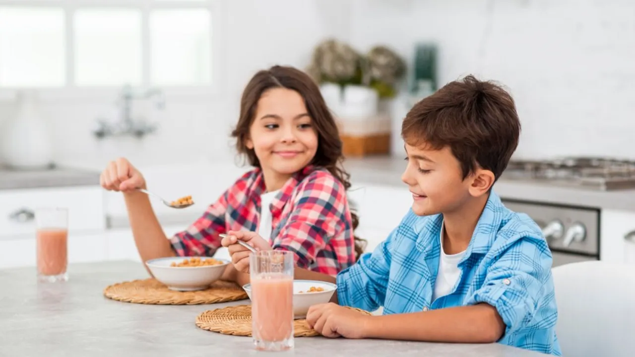 kids eating(freepik)