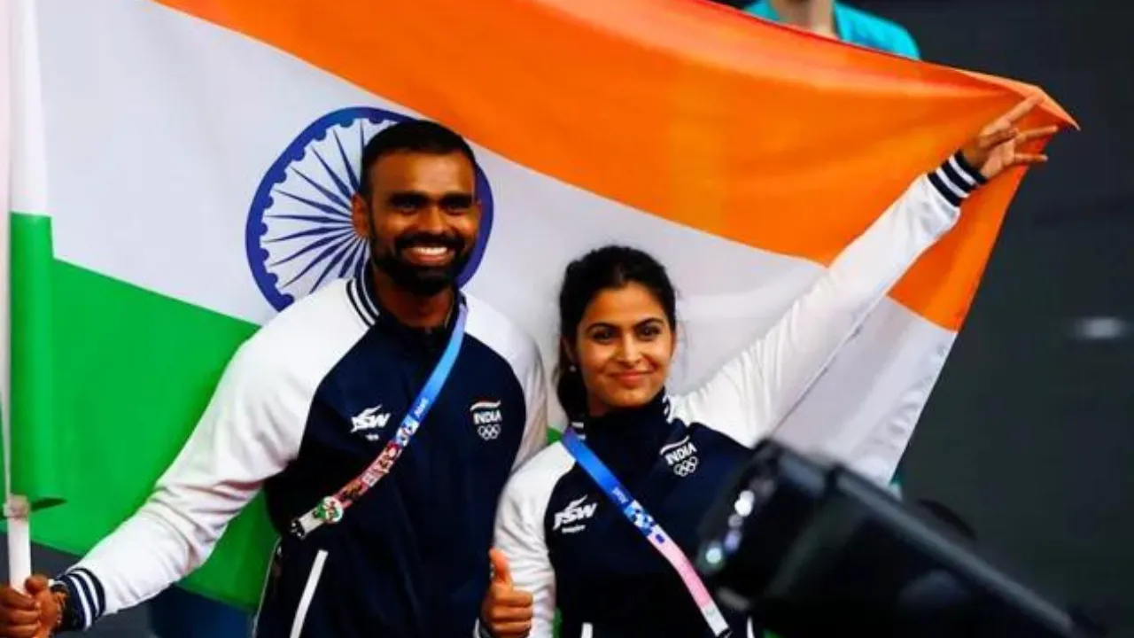 Manu Bhaker & PR Sreejesh Lead India During Closing Ceremony