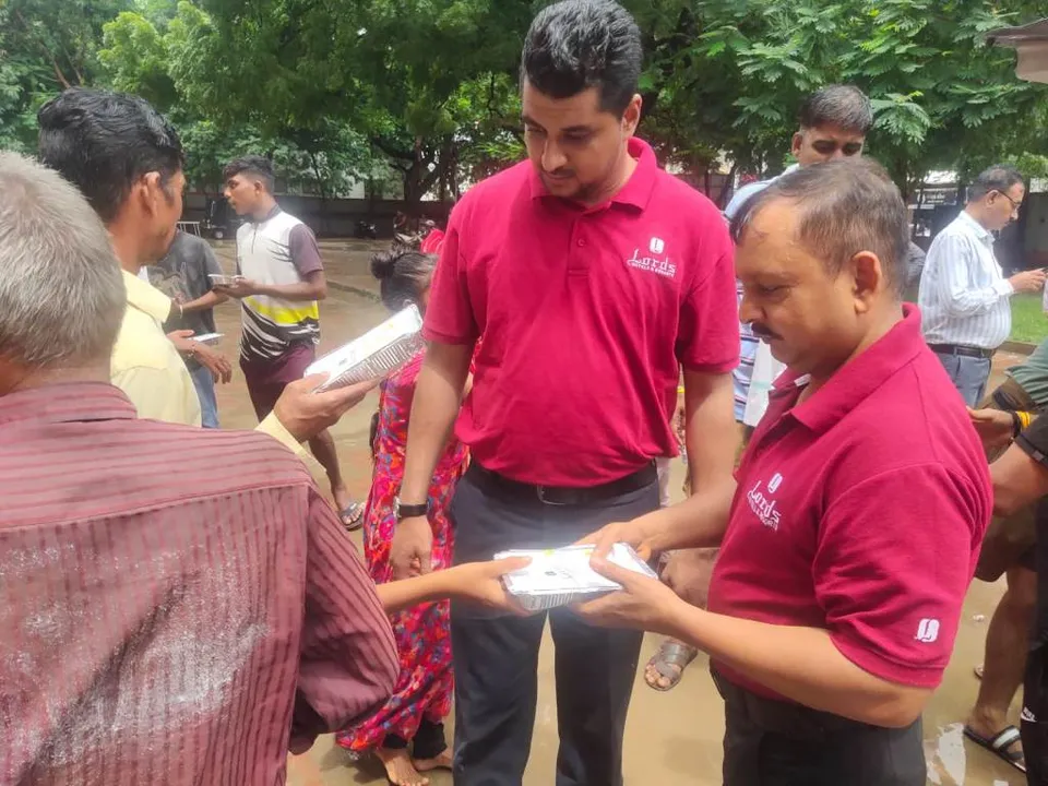 Lords Plaza Ankleshwar distributes food packets among flood affected