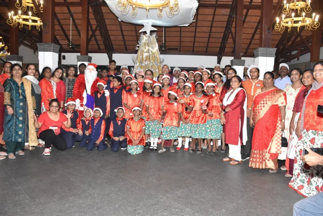 Radisson Blu Resort Temple Bay Mamallapuram Welcomes Festivities with a Unique Wooden Christmas Tree, Fashioned From Fallen Branches