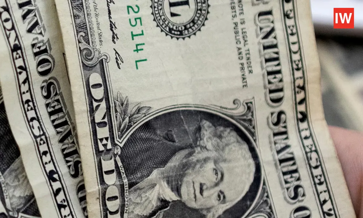  Dollar Climbs to Two-Year High as US Economic Outlook Strengthens