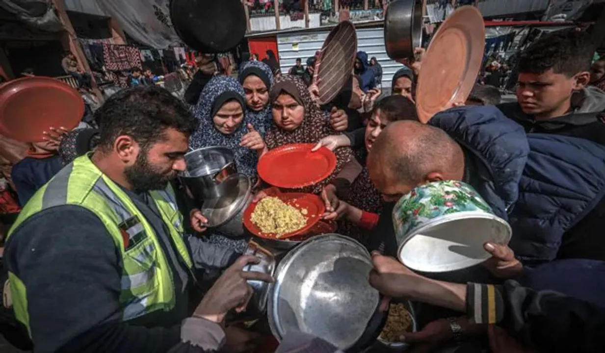 ​കൊടുംക്രൂ​ര​ത; ഗാസയിൽ ഭ​ക്ഷ​ണം കാ​ത്തു​നി​ന്ന​വ​ർ​ക്കു​മേ​ൽ ഇ​സ്രാ​യേ​ൽ ആ​ക്ര​മ​ണം