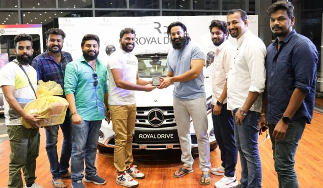 മേപ്പടിയാന്റെ വിജയം: സംവിധായകന് മെഴ്‌സിഡസ് ബെന്‍സ് ജി ക്ലാസ് സമ്മാനിച്ച് ഉണ്ണി മുകുന്ദന്‍