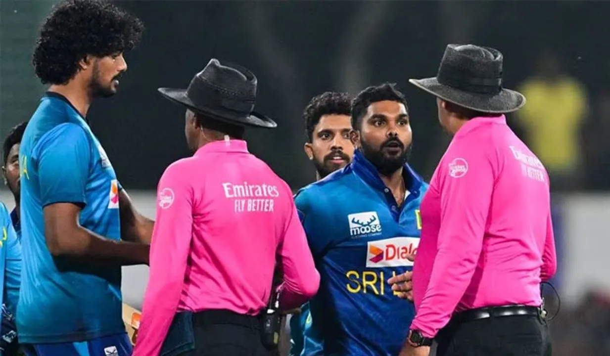 അമ്പയറെ അസഭ്യം പറഞ്ഞു; ശ്രീലങ്കന്‍ ക്രിക്കറ്റ് താരം വനീന്ദു ഹസരങ്കയ്ക്ക് വിലക്ക്