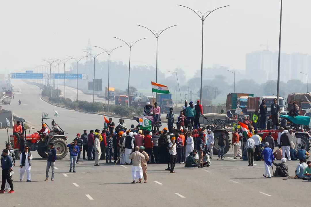  Farmers take part in a three-hour "chakka jam" or road blockade, as part of protests against farm laws on a highway on the outskirts of New Delhi, India, February 6, 2021. REUTERS/Adnan Abidi 