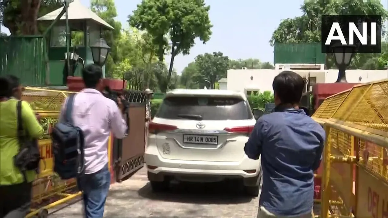 Sakshi Malik, Bajrang Punia Reach Sports Minister’s Residence