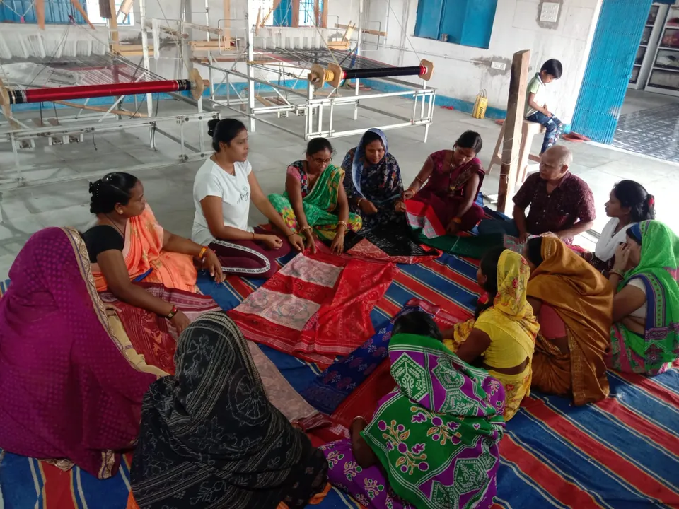 Chattisgarh SHG women weaving sumbalpuri sarees