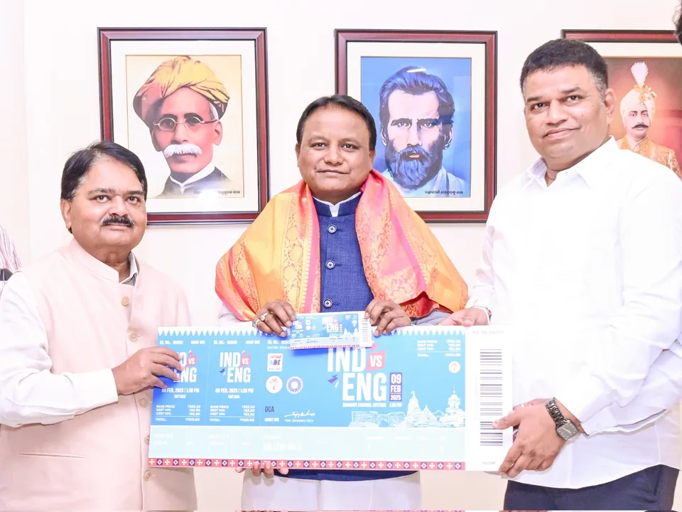  Odisha CM Majhi buys first ticket of Ind vs Eng second ODI