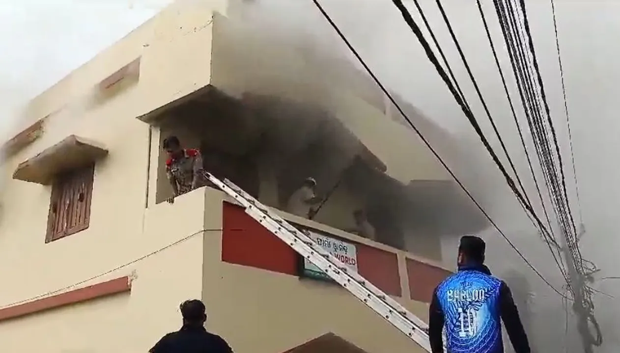  Major fire breaks out at medicine godown near Symphony Mall in Bhubaneswar