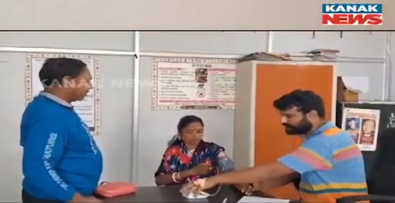  Ailing doctor attends patients at Odisha hospital; receives praise from Health Minister