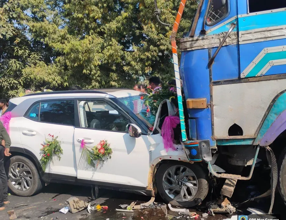  Car carrying newly-wed couple meets with accident on NH in Sambalpur, 4 injured