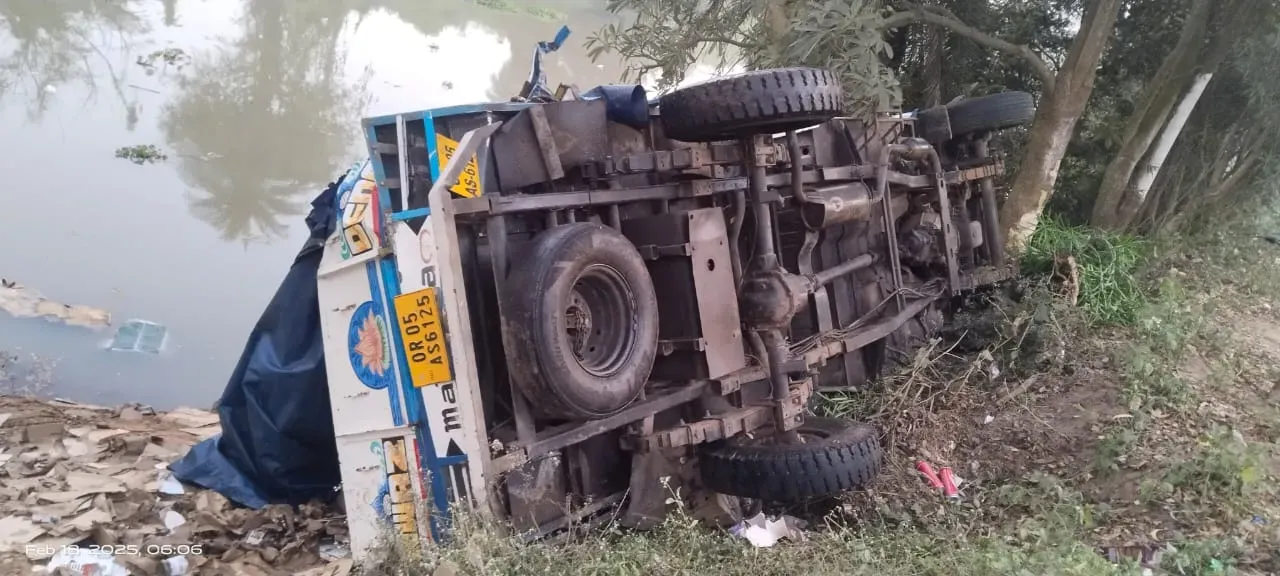  Helper killed as liquor-laden truck overturns in Odisha's Jagatsinghpur
