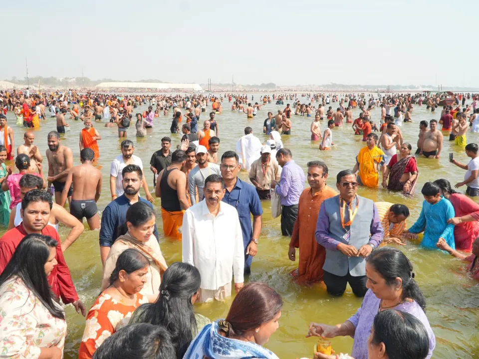  Odisha Governor takes holy dip at Triveni Sangam