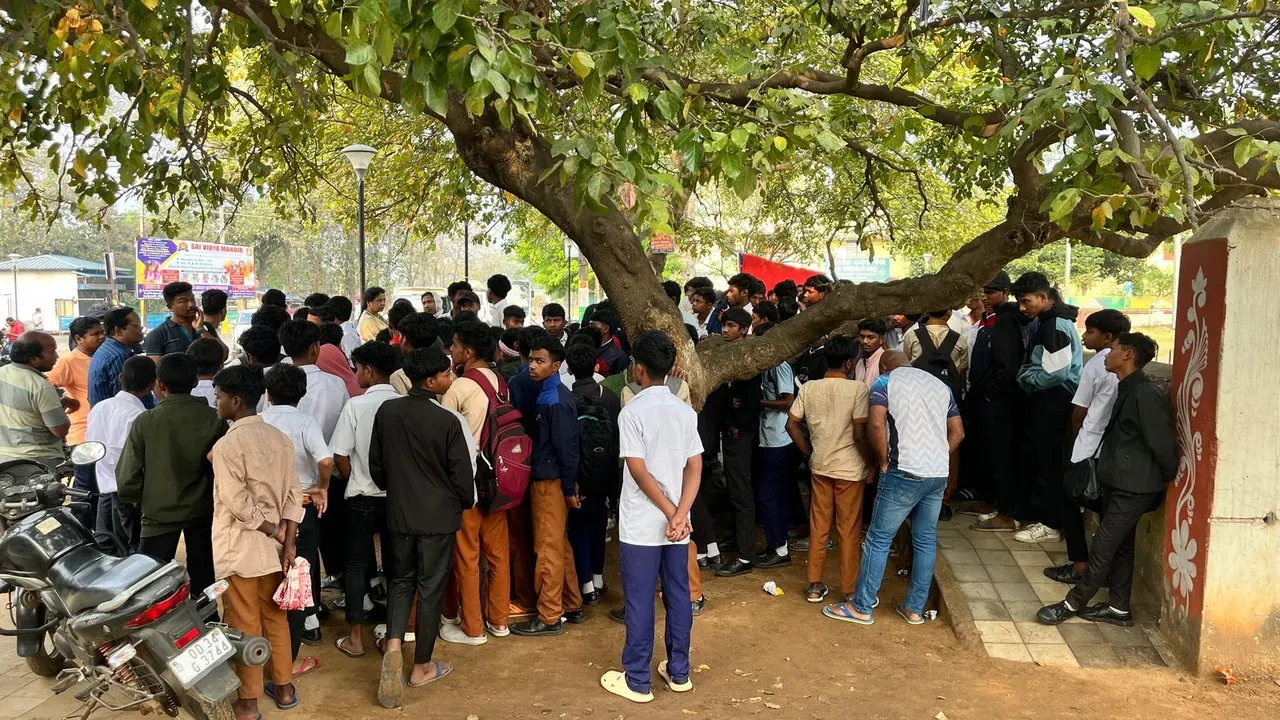  Mayurbhanj: School hostel inmates walk 25 km at night to meet Collector over poor food, abuse by teachers