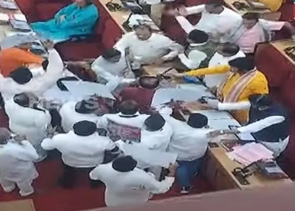  Scuffle ensues between ruling and opposition members in Odisha Assembly [Video]