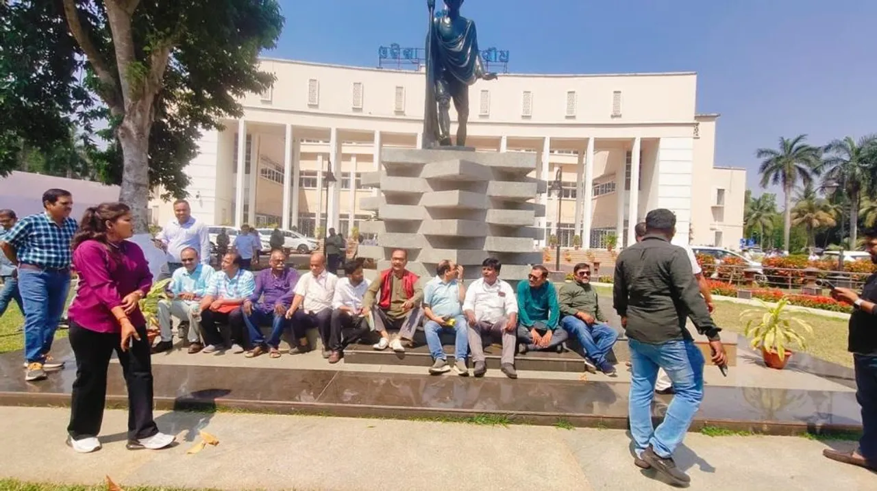  Journalists boycott Odisha Assembly after being barred from carrying mobile phones