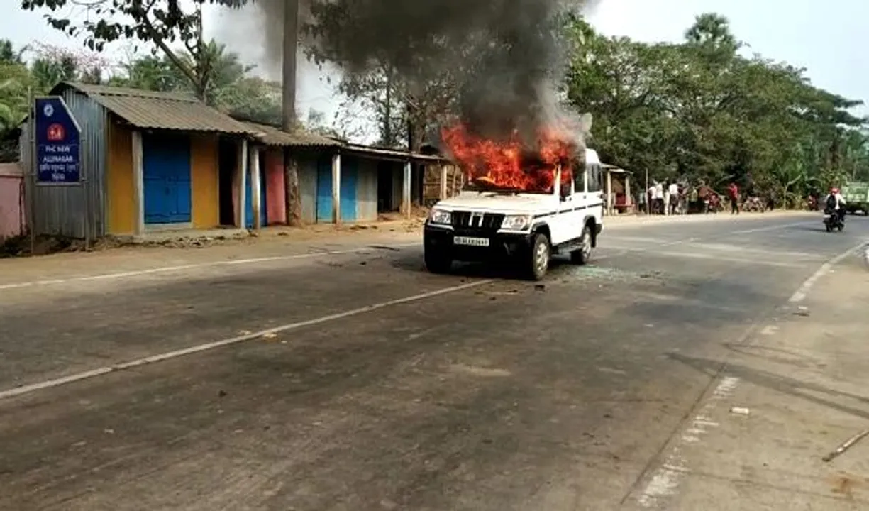  Locals torch police van over detainee's death in Odisha's Bhadrak