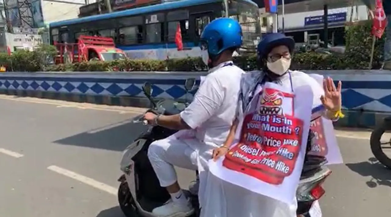  [Watch] Mamata Banerjee rides scooter to protest petrol price hike