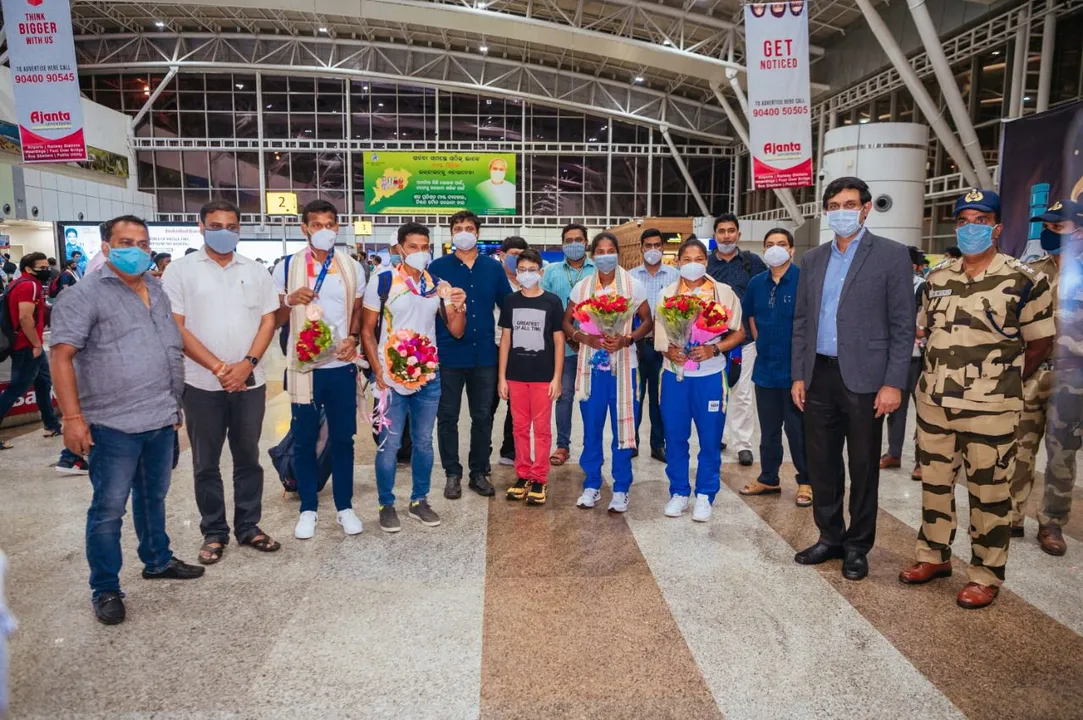  Four Olympians receive grand welcome at Bhubaneswar airport
