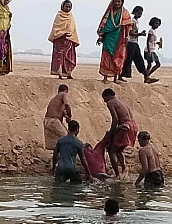  Picnic turns sour as Odisha teacher drowns in Mahanadi while saving student
