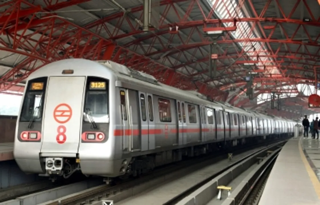  Man dies after jumping in front of Delhi Metro