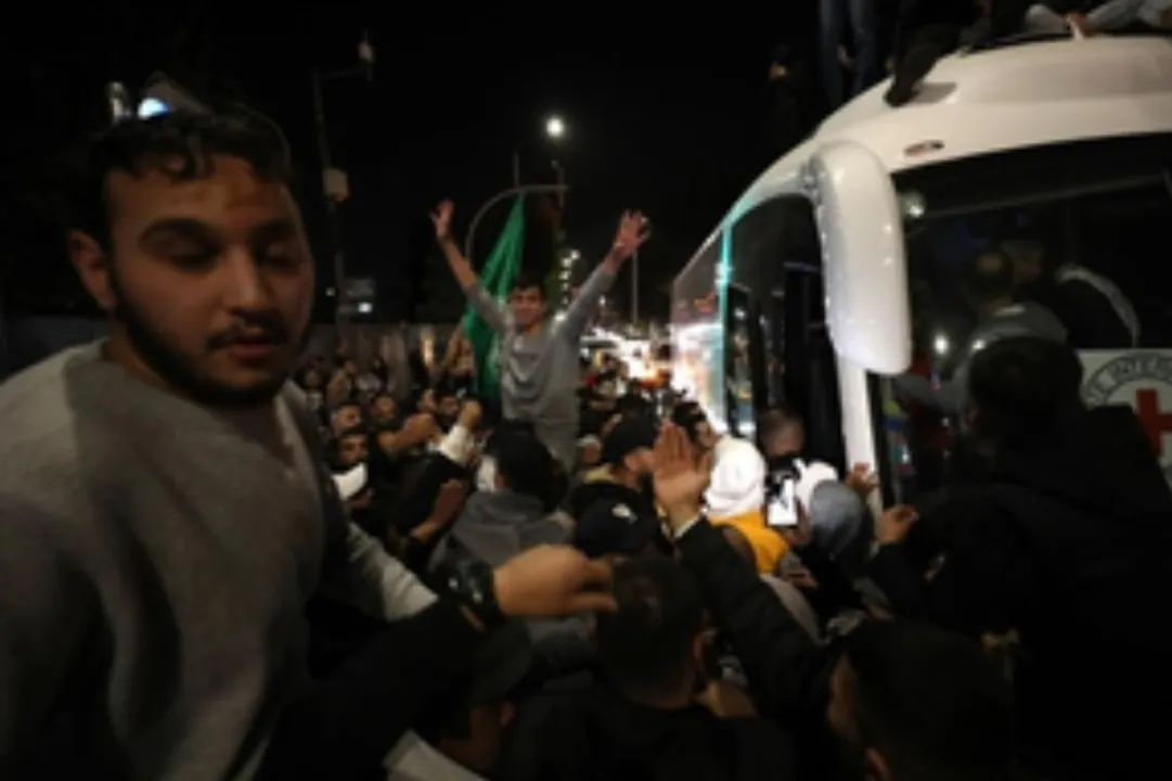  Israel releases 33 more Palestinian prisoners, truce extended for 2 more days