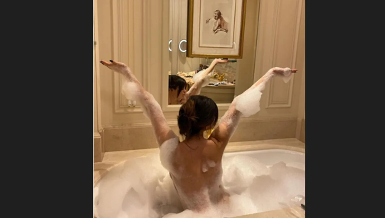  Selena Gomez strips for racy bathtub photo during Paris trip