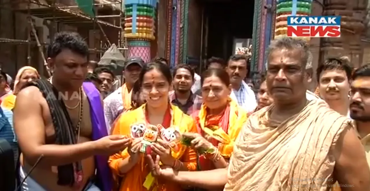  Ace badminton player Saina Nehwal visits Jagannath temple at Odisha’s Puri
