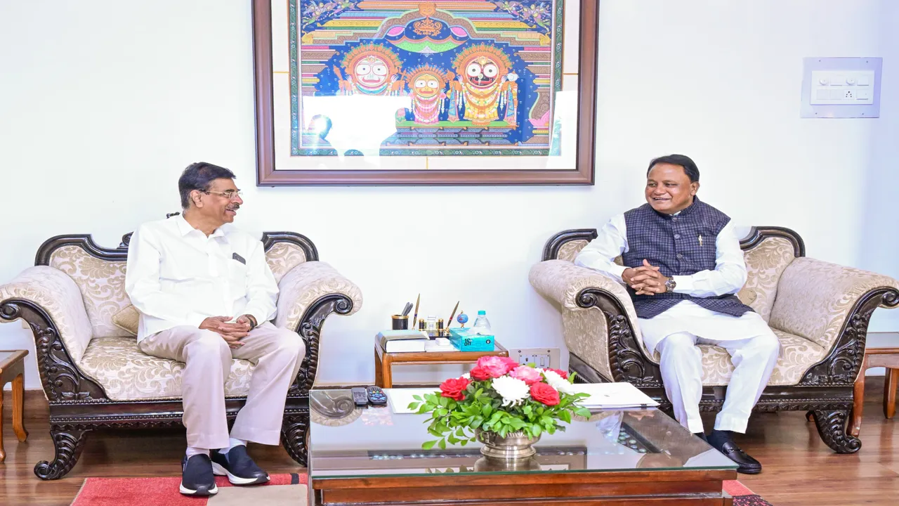  ମୁଖ୍ୟମନ୍ତ୍ରୀ ମୋହନ ଚରଣ ମାଝୀ ରାଜଭବନରେ ରାଜ୍ୟପାଳ ଡକ୍ଟର ହରିବାବୁ କମ୍ଭମପତିଙ୍କୁ ସାକ୍ଷାତ କରୁଛନ୍ତି   Photograph: (sambad.in) 