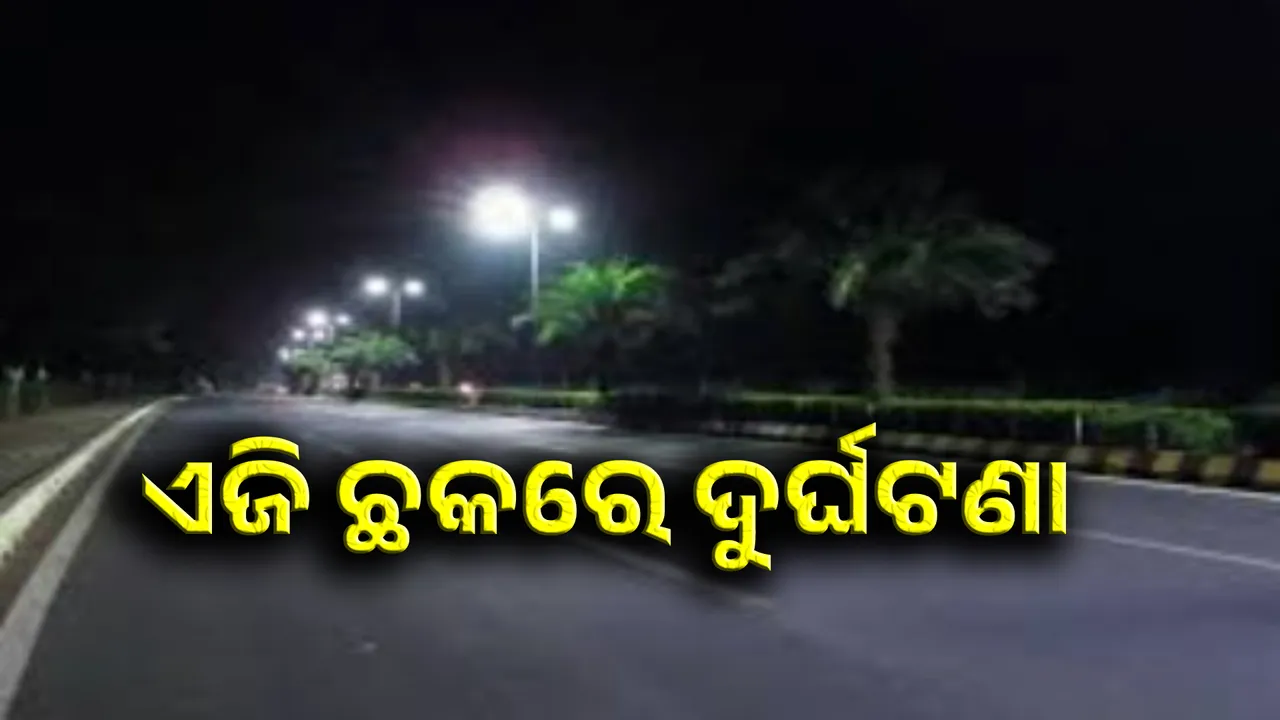   truck hit MP's PRO's car Photograph: (sambad.in) 