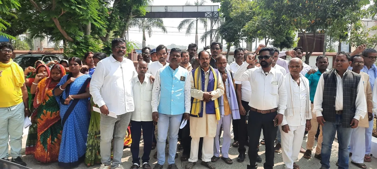  ୨ ଛାତ୍ରୀ ମୃତ୍ୟୁ ଘଟଣା: ଜିଲ୍ଲାପାଳ ଓ ଏସପିଙ୍କୁ ଦାବିପତ୍ର ପ୍ରଦାନ
