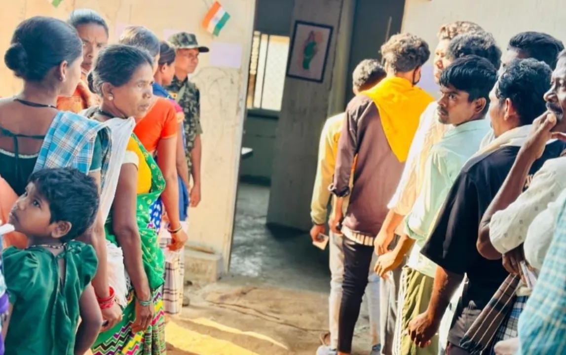 ସ୍ବାଧୀନତାର ୭୭ ବର୍ଷ ପରେ ସୁକମା ଜିଲ୍ଲାର ପଡିଆ ବ୍ଲକକୁ ଲାଗି ରହିଥିବା କୋଣ୍ଟା ଅଞ୍ଚଳରେ ଲୋକେ ମତଦାନ ଅଧିକାର ସାବ୍ୟସ୍ତ କରିଛନ୍ତି Photograph: (sambad.in) 