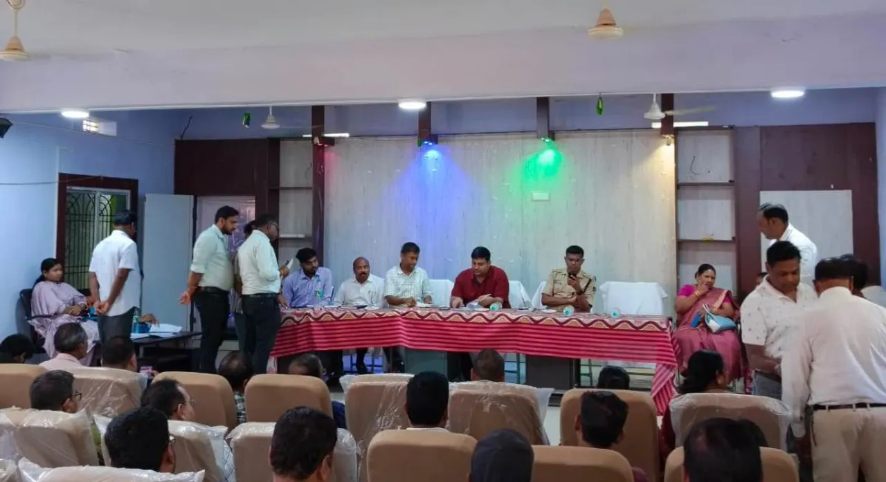  Grievance Hearing of District Collector Photograph: (sambad.in) 