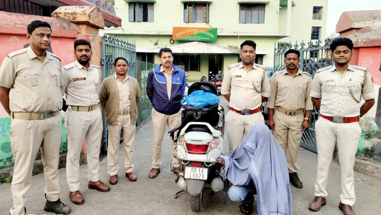  One and a half kg of cannabis and a large amount of country liquor, Mahulpoch seized : 5 accused caught with scooty Photograph: (sambad.in) 
