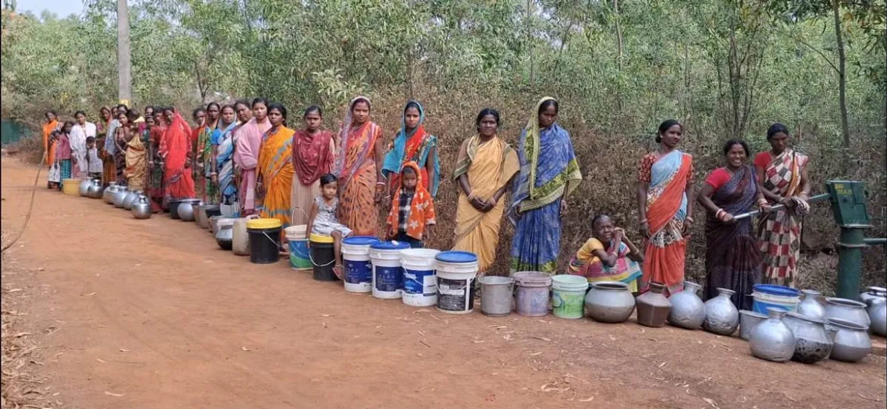  women struggle for drinking water Photograph: (sambad.in) 