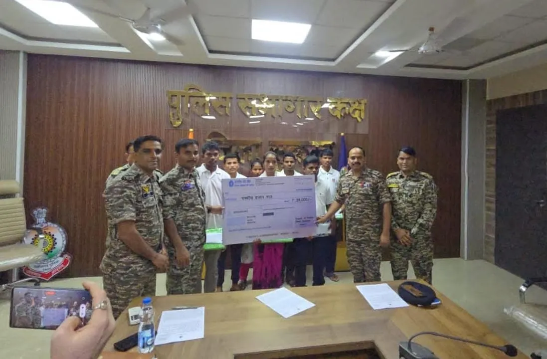  ୨ ରାଜ୍ୟରେ ୯ ନକ୍ସଲଙ୍କ ଆତ୍ମସମର୍ପଣ