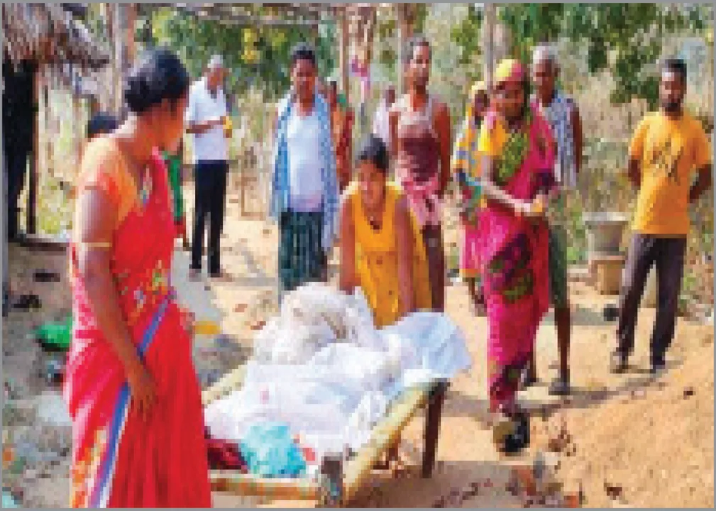  ଭିନ୍ନ ଜାତିରେ ବାହା ହୋଇଥିବାରୁ ଛୁଇଁଲେନି: ସ୍ବାମୀଙ୍କ ଶବକୁ ଖଟିଆରେ ବୋହିଲେ ପତ୍ନୀ