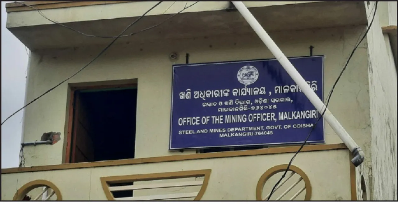  ଛତିଶଗଡ଼, ଆନ୍ଧ୍ରକୁ ବେଧଡ଼କ ବାଲି ଚାଲାଣ: ଜଣେ ଅଧିକାରୀରେ ଖଣି କାର୍ଯ୍ୟାଳୟ