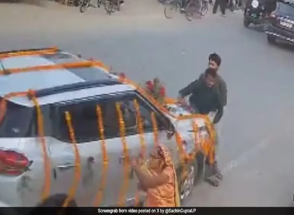  ବାଇକ୍‌କୁ ଧକ୍କା ଦେଲା କାର୍‌: ଇ-ରିକ୍ସା ଉପରେ ପଡ଼ିଲେ ବାଇକ୍‌ ଚାଳକ