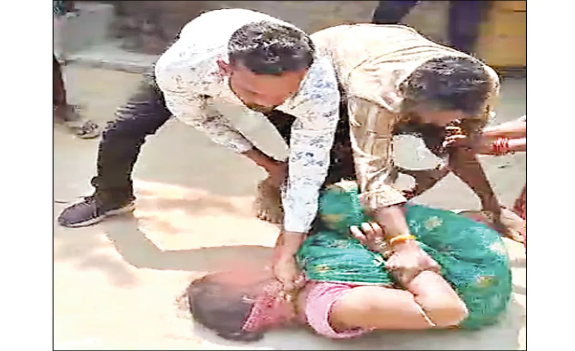  ବର୍ବରତାର ସୀମା ଟପିଲା: ମହିଳାଙ୍କ ତଣ୍ଟି ଉପରେ ଚଢ଼ିଗଲେ ଵାର୍ଡସଭ୍ୟ